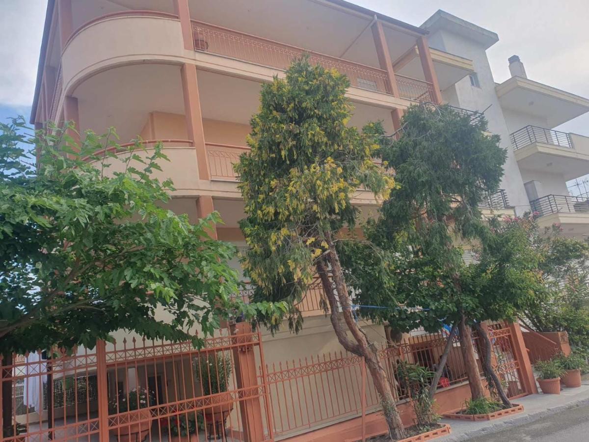 Elle Apartment By Alp Hospitality Services Nea Kallikrateia Bagian luar foto